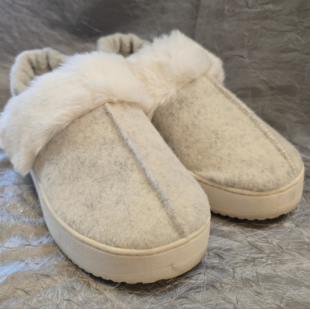 House of Harlow 1960 Cream Fur Slippers - Picture 13 of 13